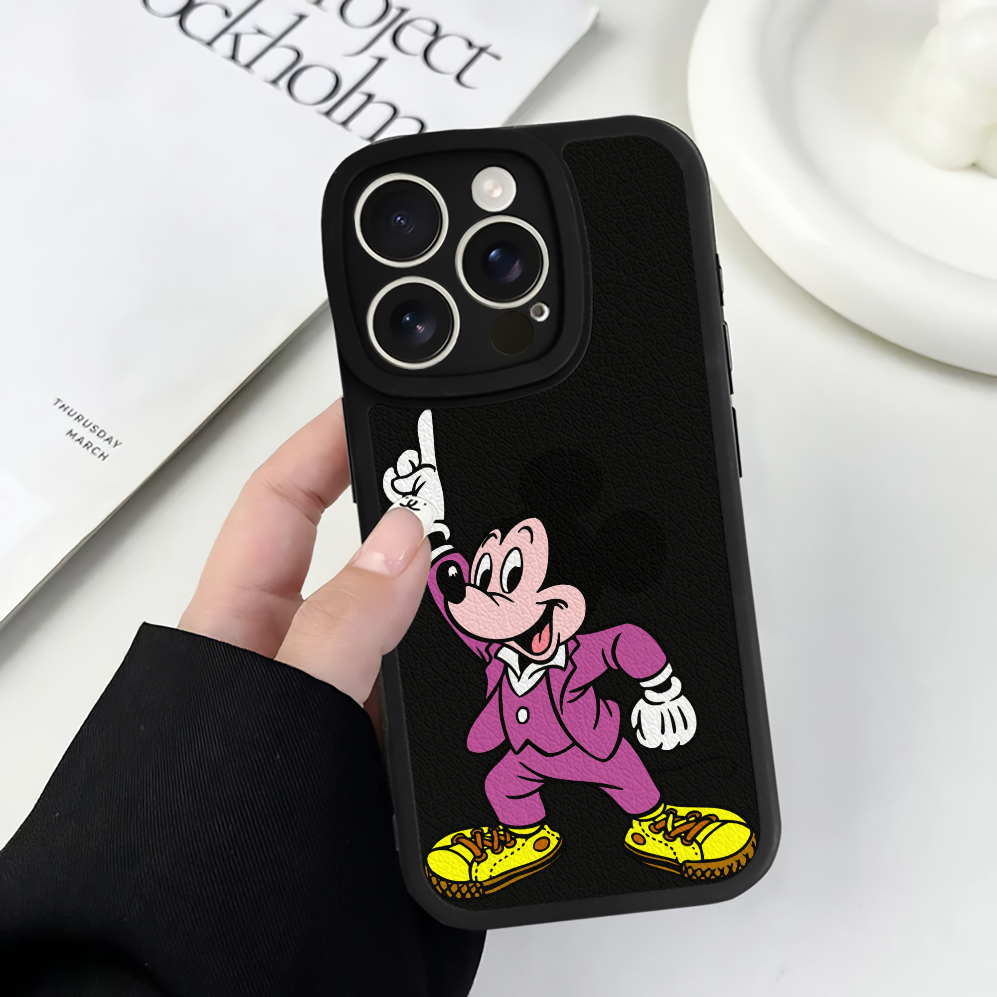 （画像用） ミッキーマウス Mickey Mouse 【iPhone 16シリーズ対応】シリコンスマホケース（レザー調） 材質：シリコン